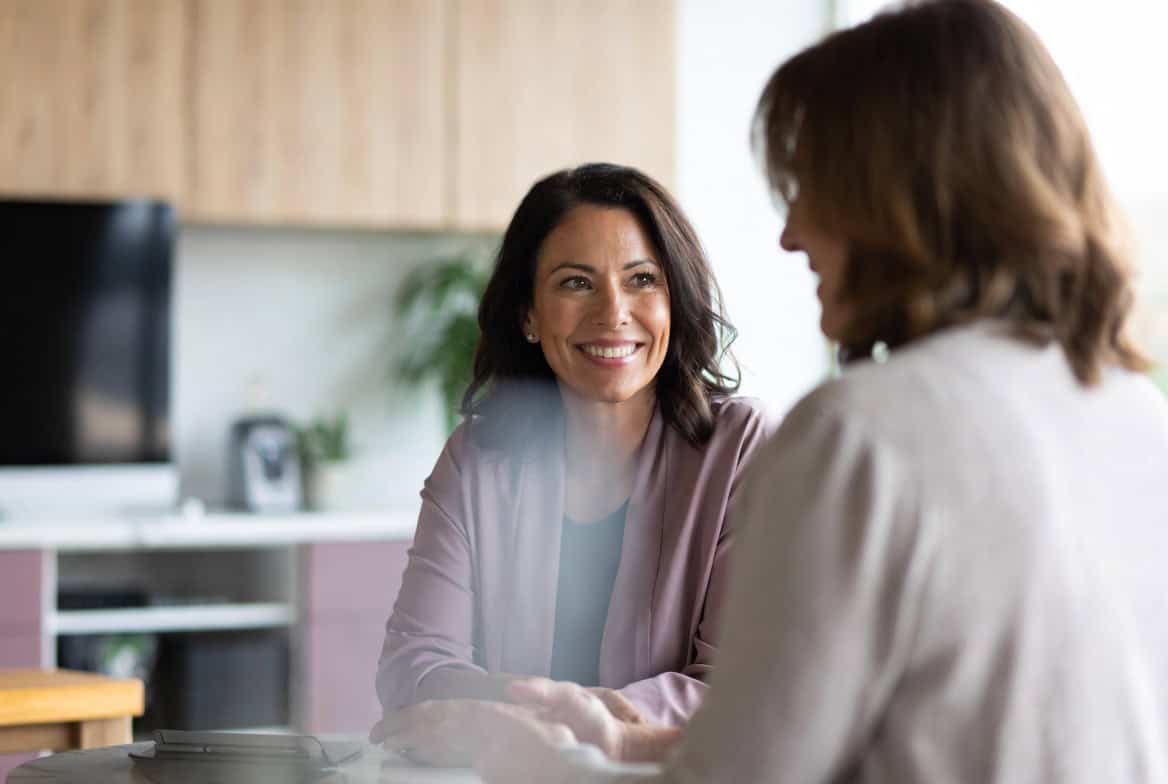 Un consultor de Regal conversando con un cliente.